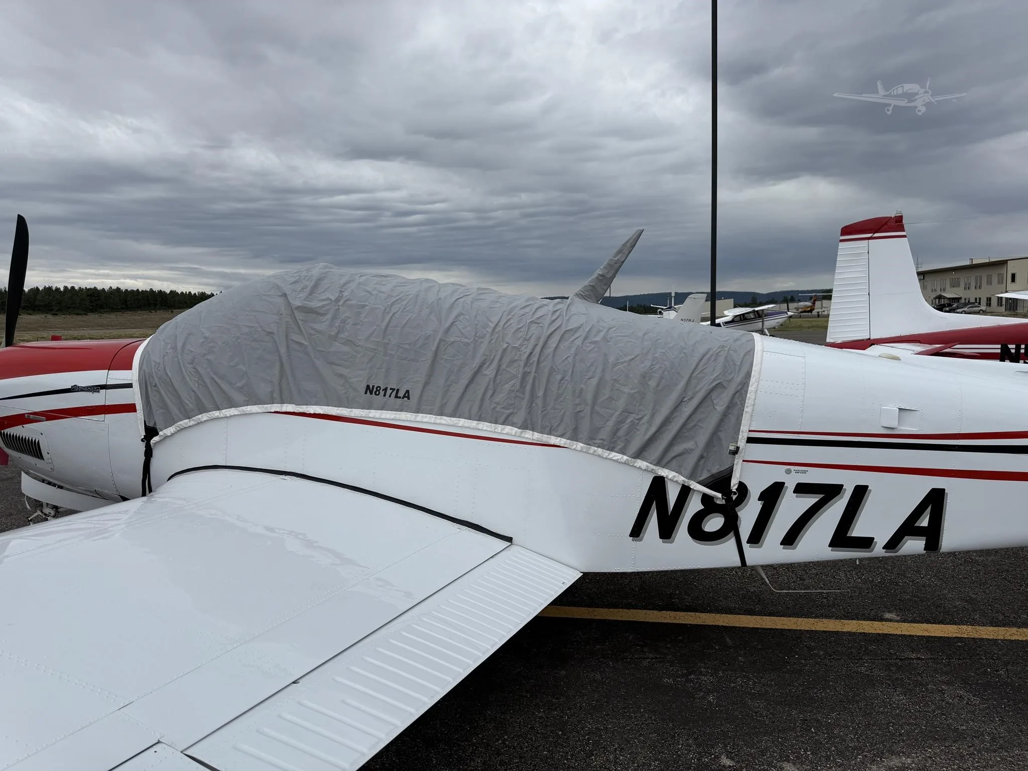 Exterior view of a 1994 BEECHCRAFT A36 BONANZA, N817LA.