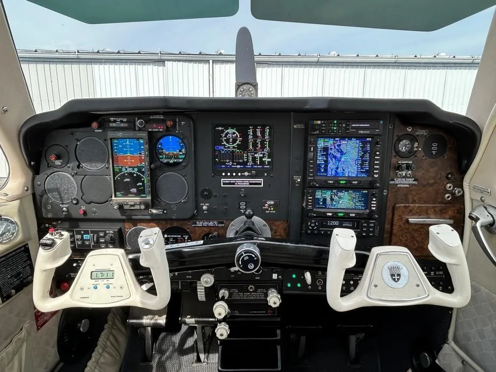 Cockpit and instrument panel of a 1974 BEECHCRAFT F33A BONANZA.