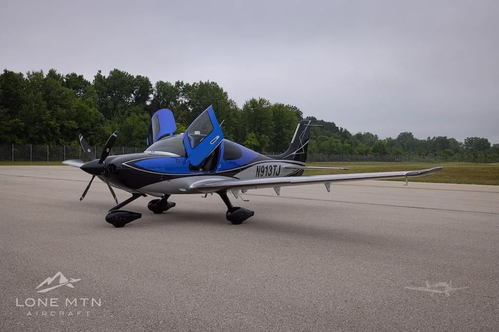 Exterior view of a 2023 CIRRUS SR22-G6 TURBO, N913TJ.