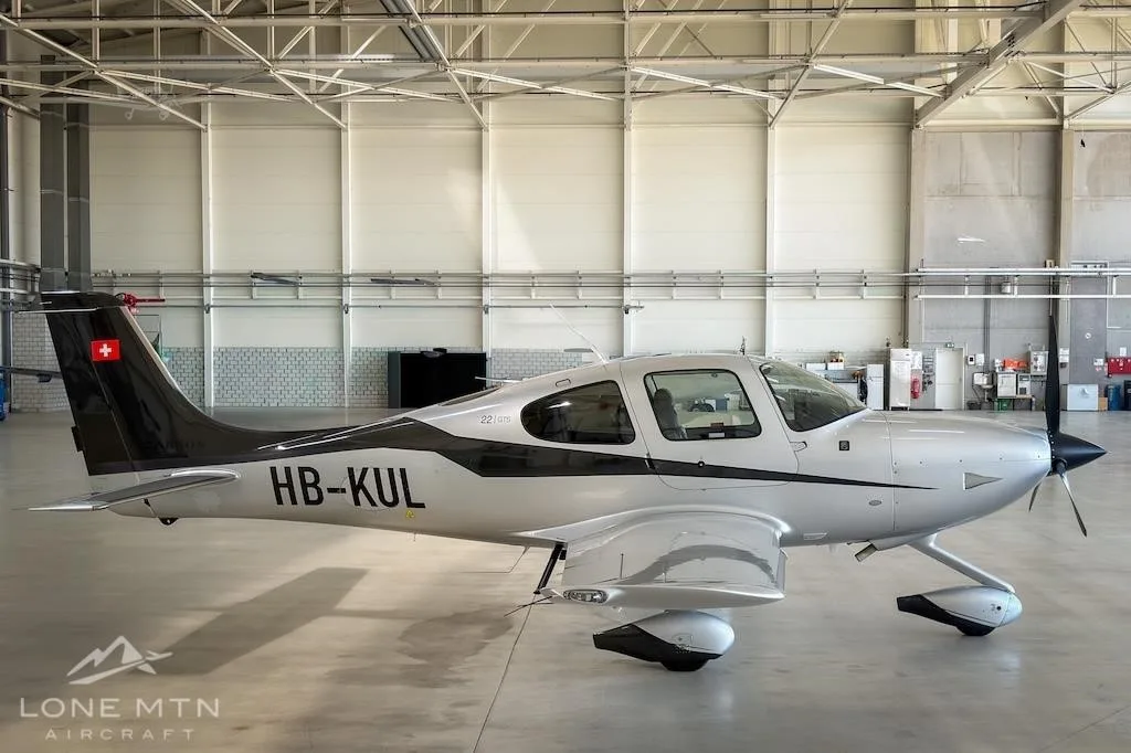 Exterior view of a 2015 CIRRUS SR22-G5, HB-KUL.