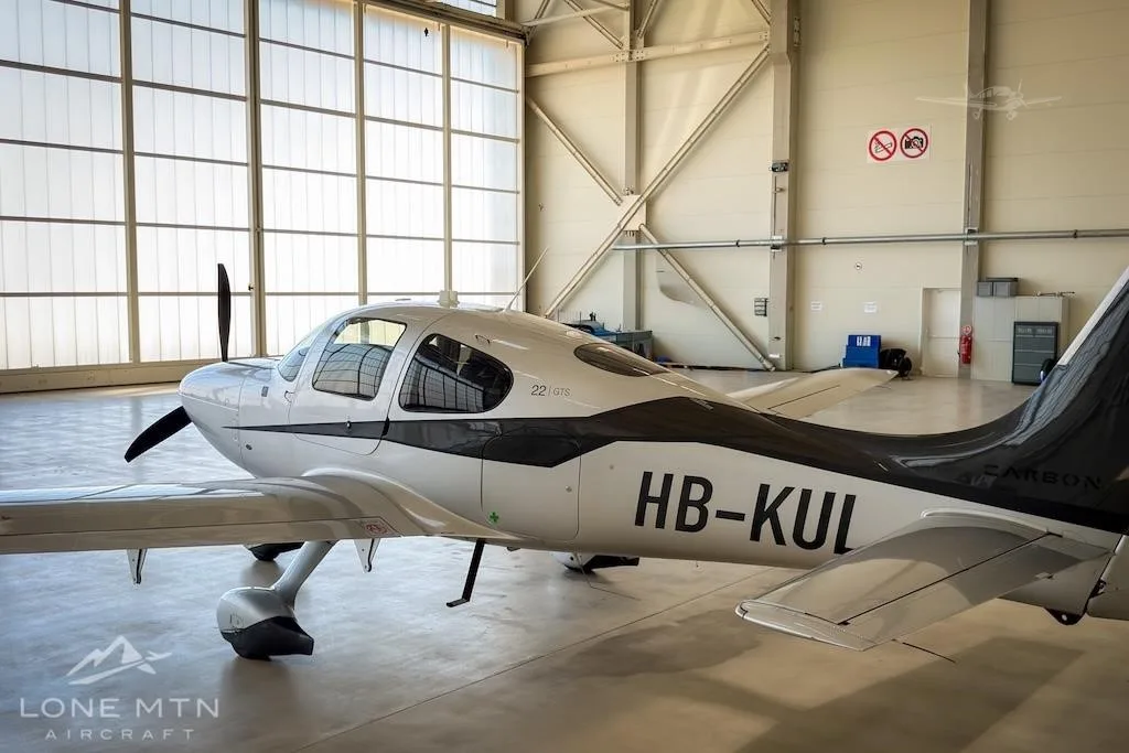 Exterior view of a 2015 CIRRUS SR22-G5, HB-KUL.