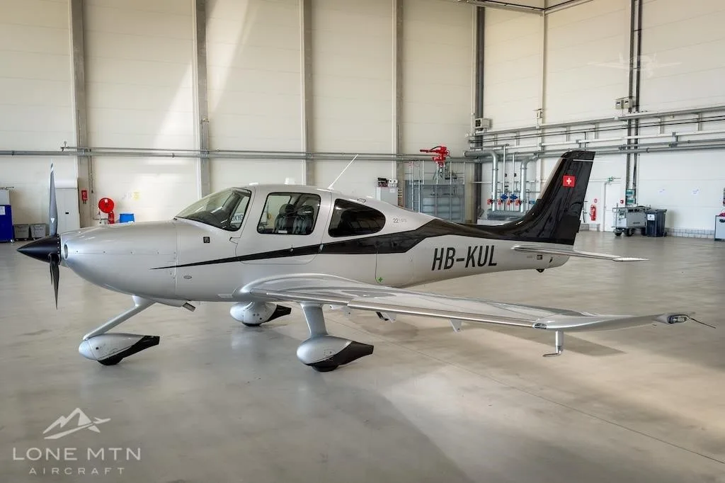 Exterior view of a 2015 CIRRUS SR22-G5, HB-KUL.