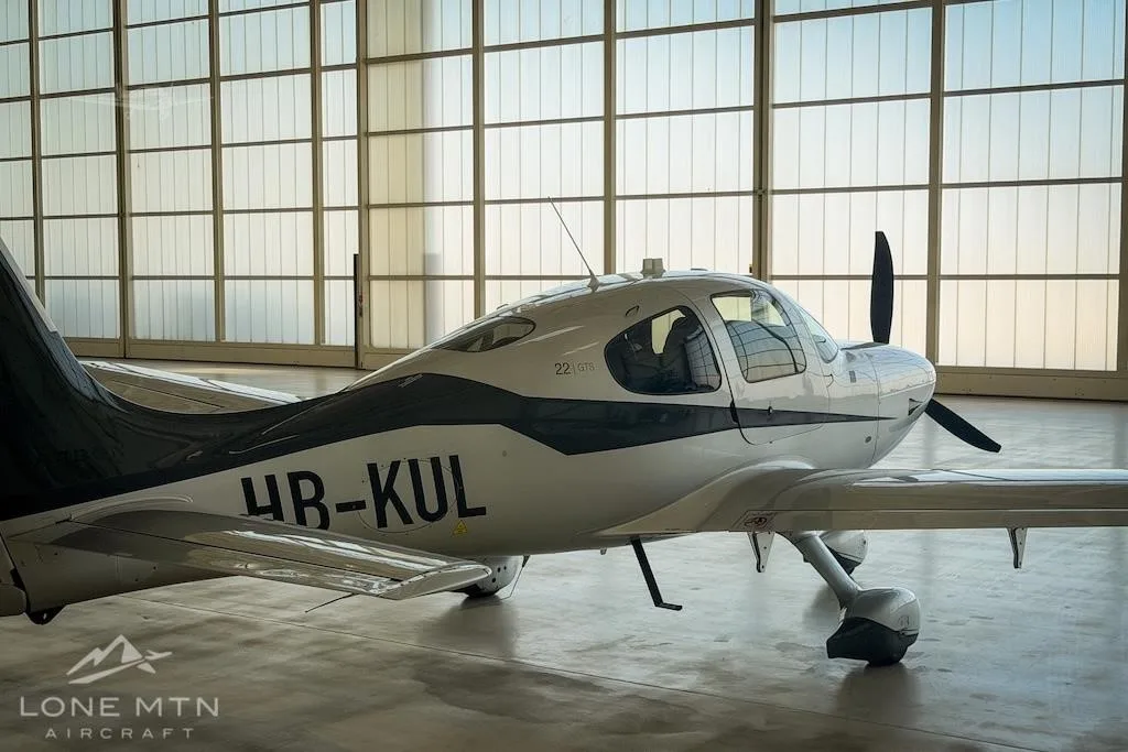 Exterior view of a 2015 CIRRUS SR22-G5, HB-KUL.
