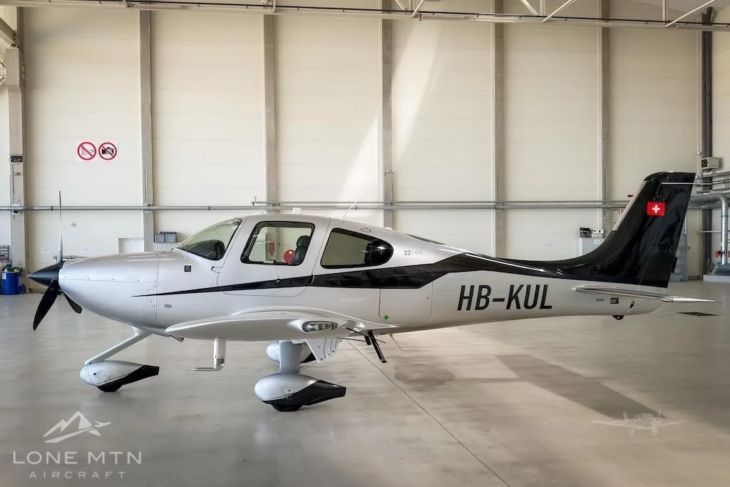 Exterior view of a 2015 CIRRUS SR22-G5, HB-KUL.
