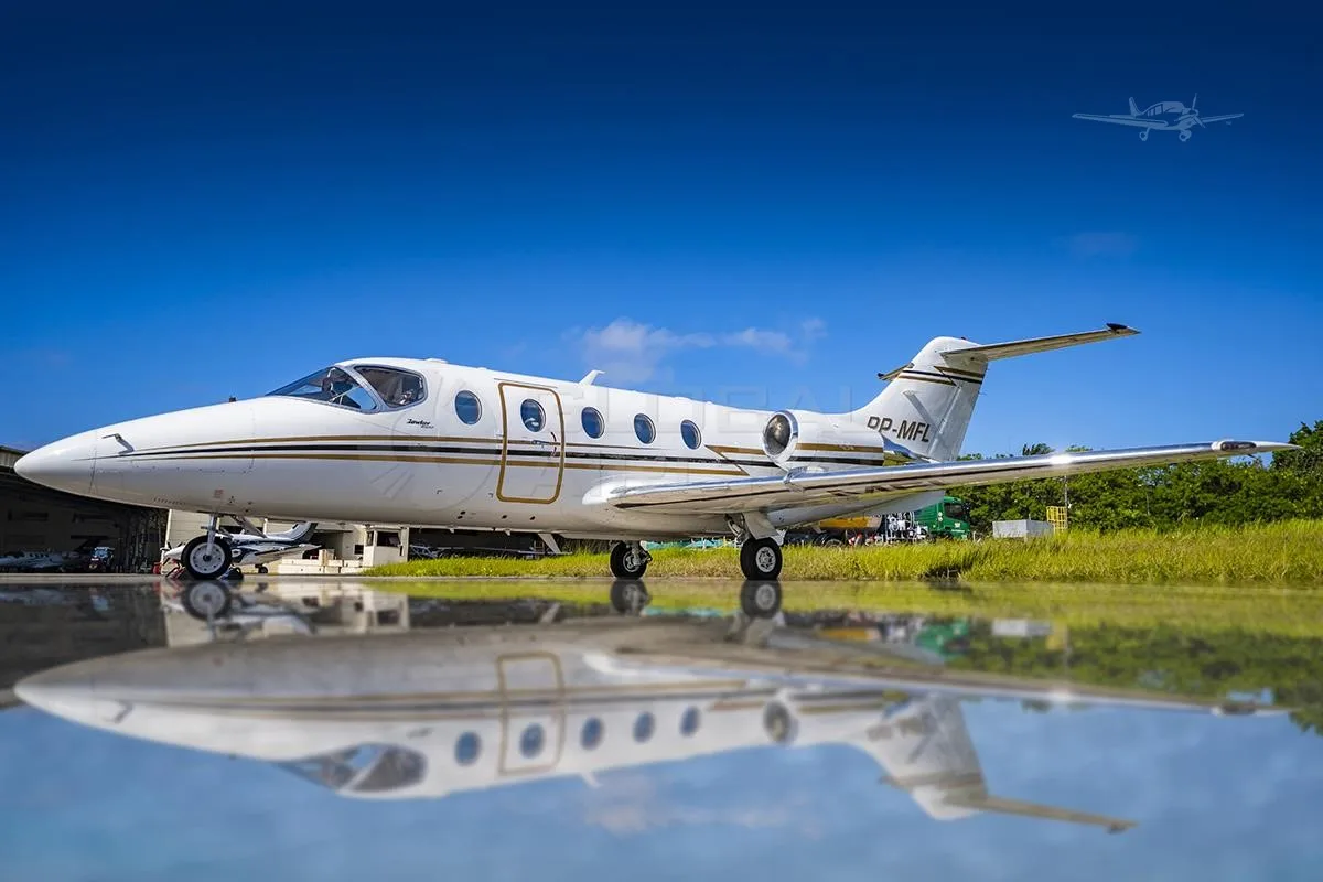 Exterior view of a 2007 HAWKER 400XP, PP-MFL.