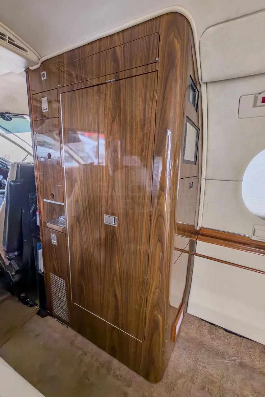 Cabin interior of a 2007 HAWKER 400XP.