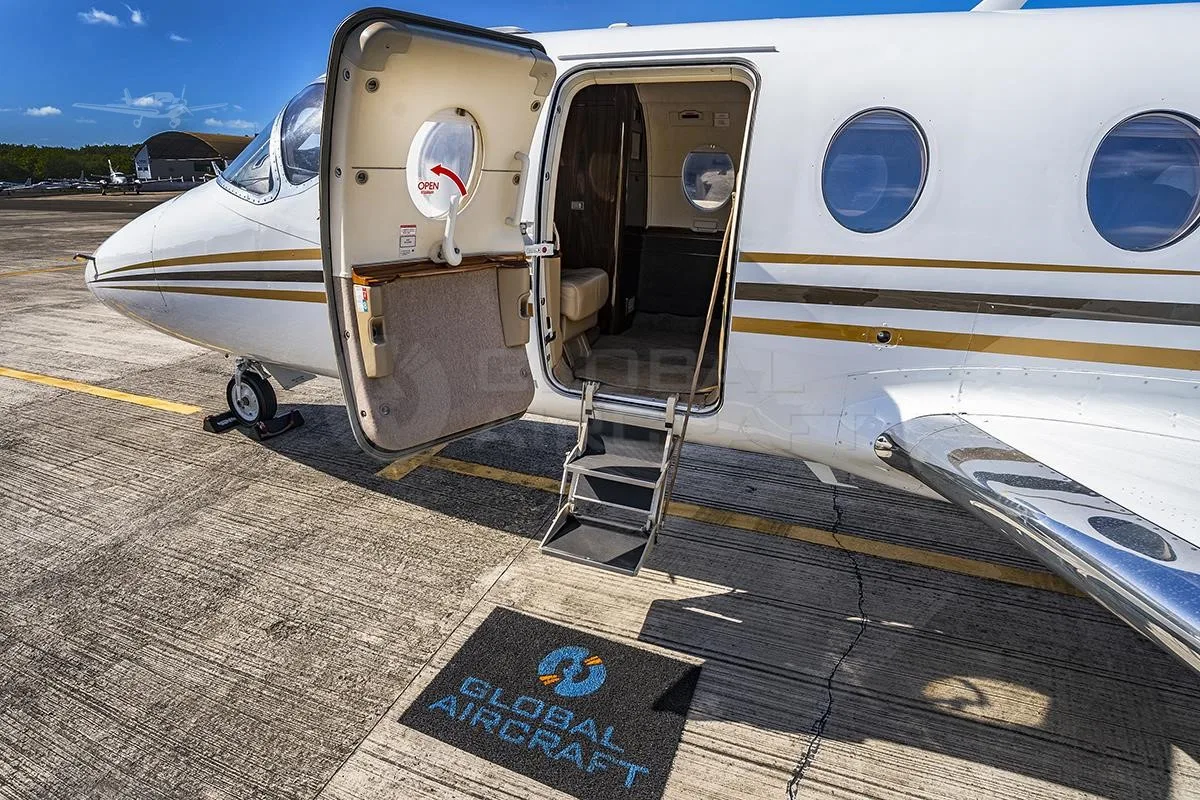 Exterior view of a 2007 HAWKER 400XP, PP-MFL.