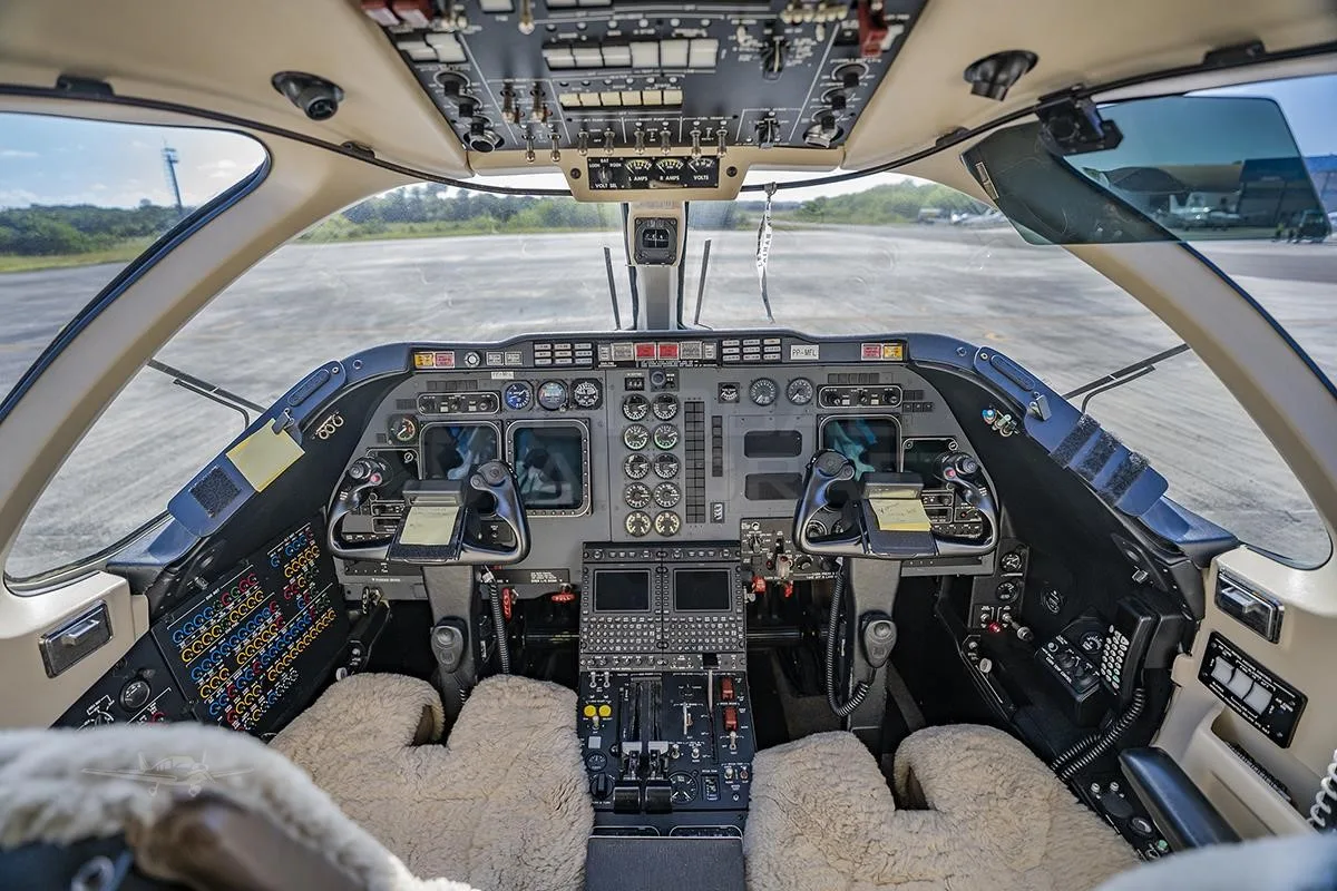Cockpit and instrument panel of a 2007 HAWKER 400XP.