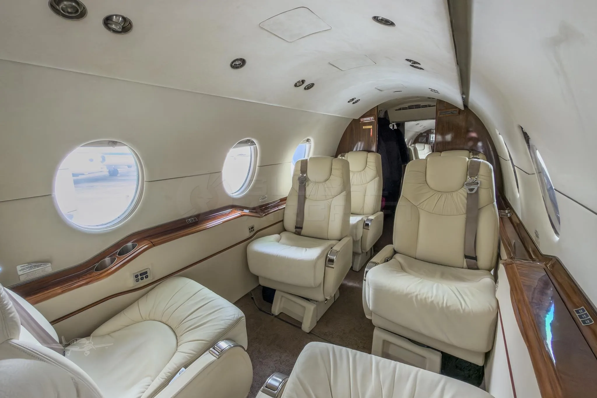 Cabin interior of a 2007 HAWKER 400XP.