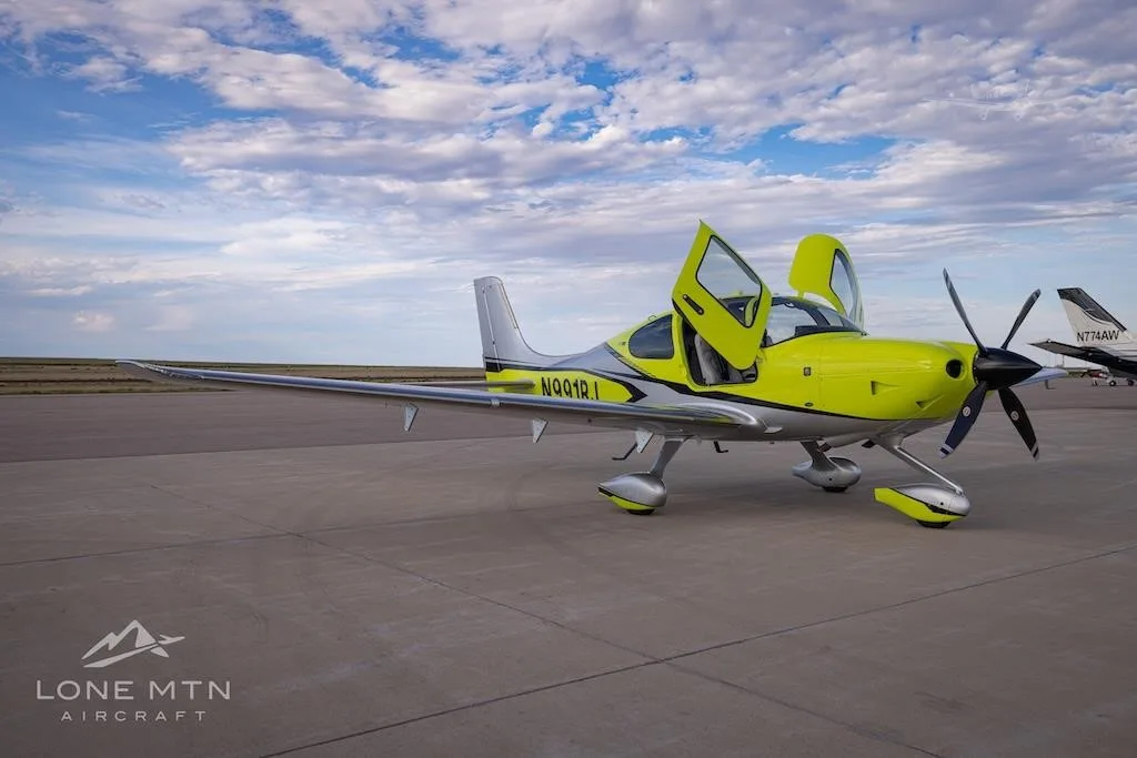 Exterior view of a 2024 CIRRUS SR22-G7 TURBO, N991RJ.