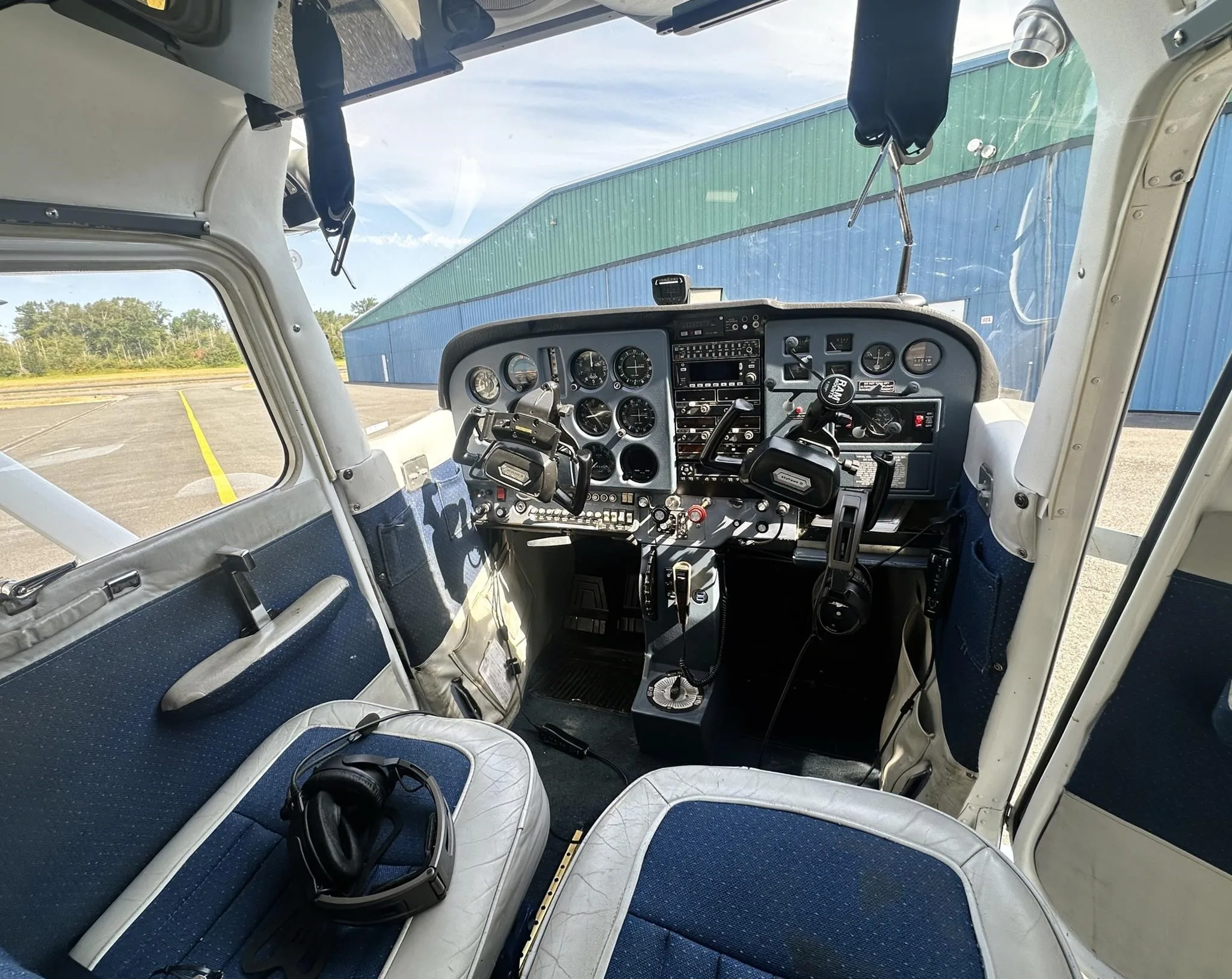 Cockpit and instrument panel of a 1974 CESSNA 172M SKYHAWK.