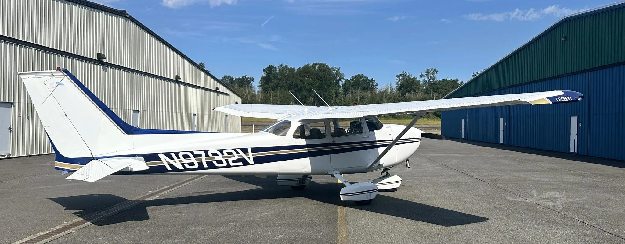 Exterior view of a 1974 CESSNA 172M SKYHAWK, N9732V.