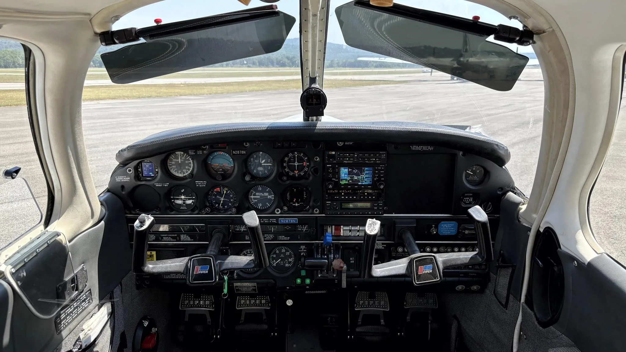 Cockpit and instrument panel of a 1979 PIPER ARROW IV.