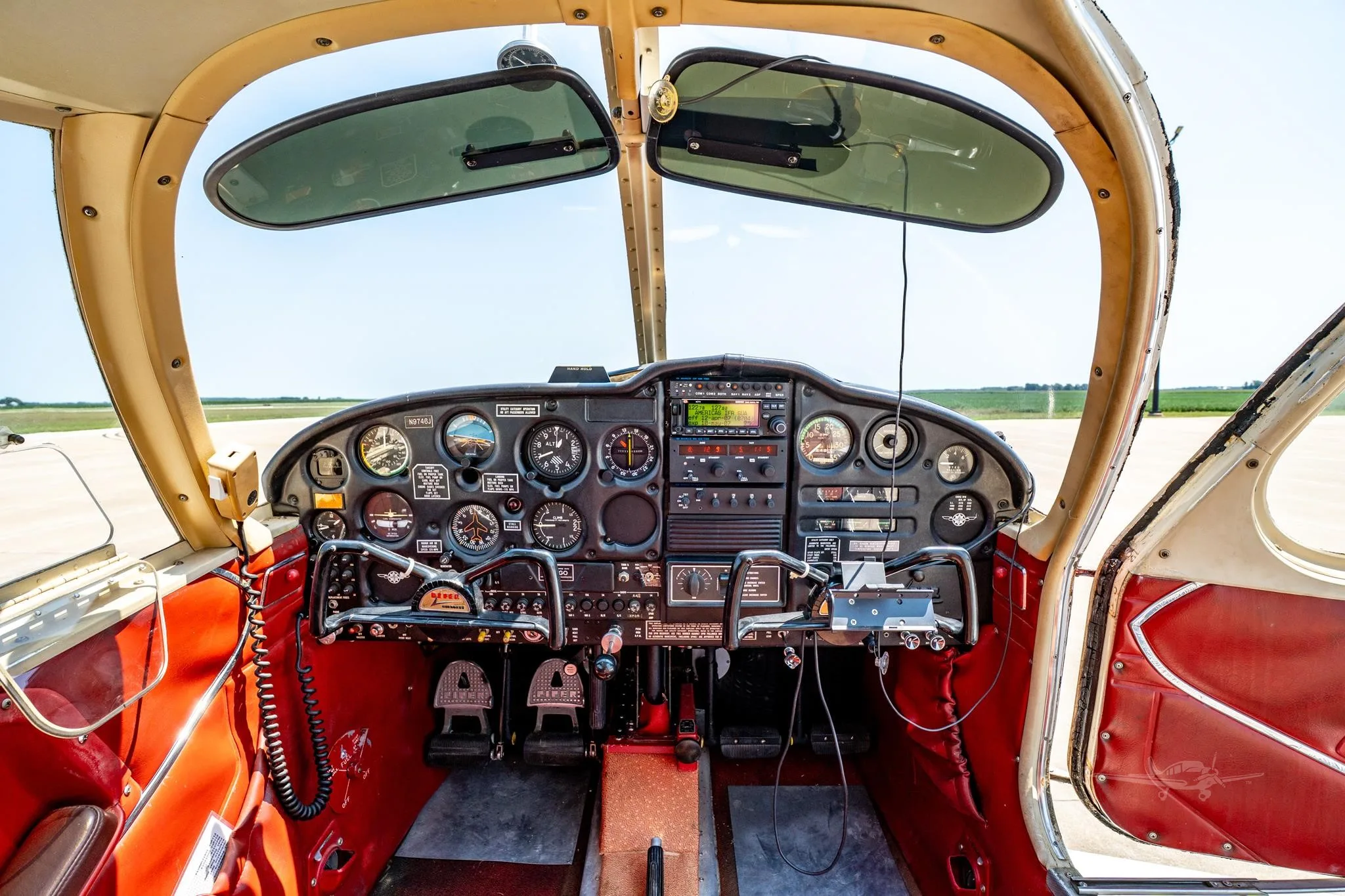 Cockpit and instrument panel of a 1967 PIPER CHEROKEE 180.