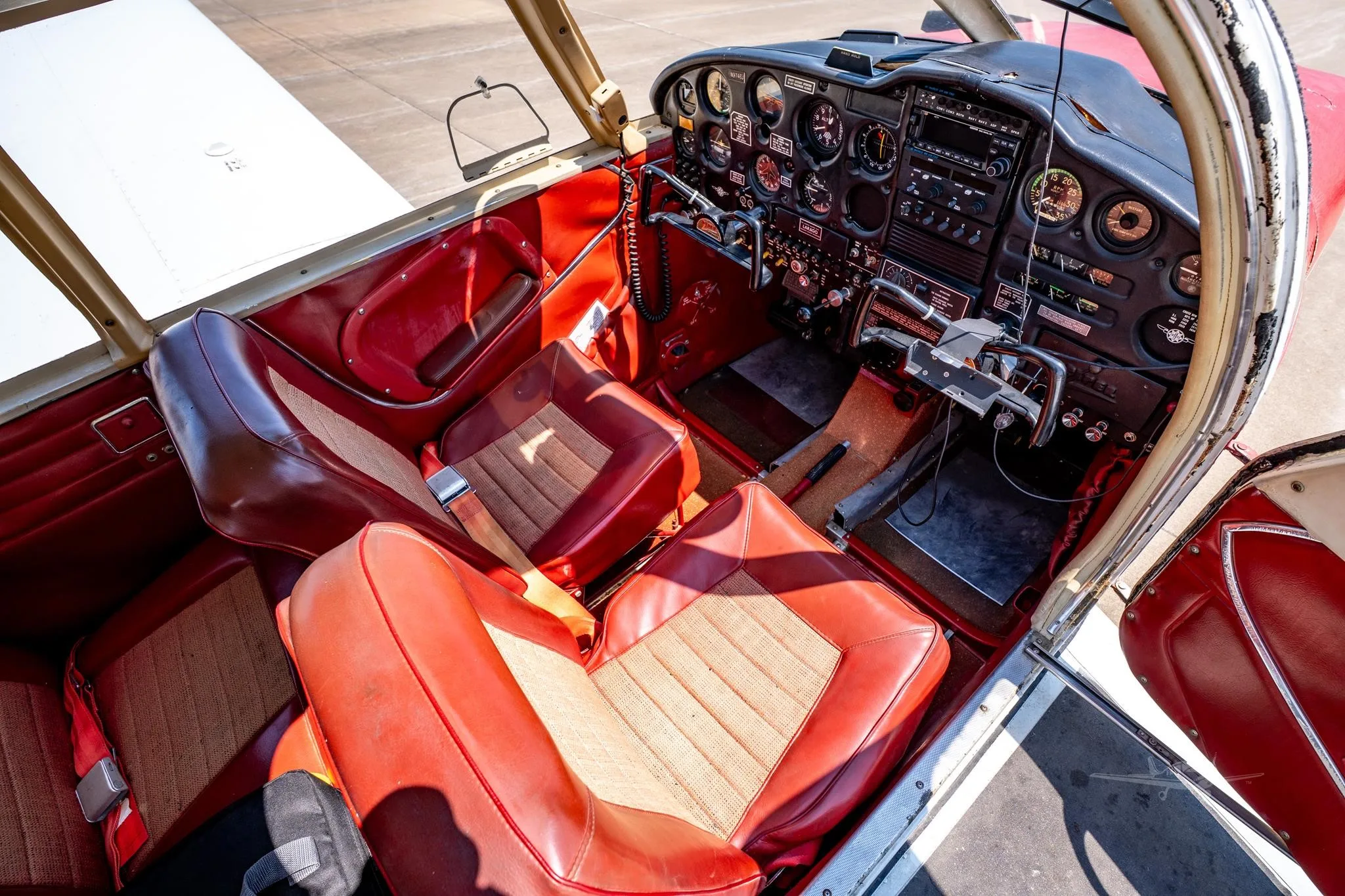 Cockpit and instrument panel of a 1967 PIPER CHEROKEE 180.