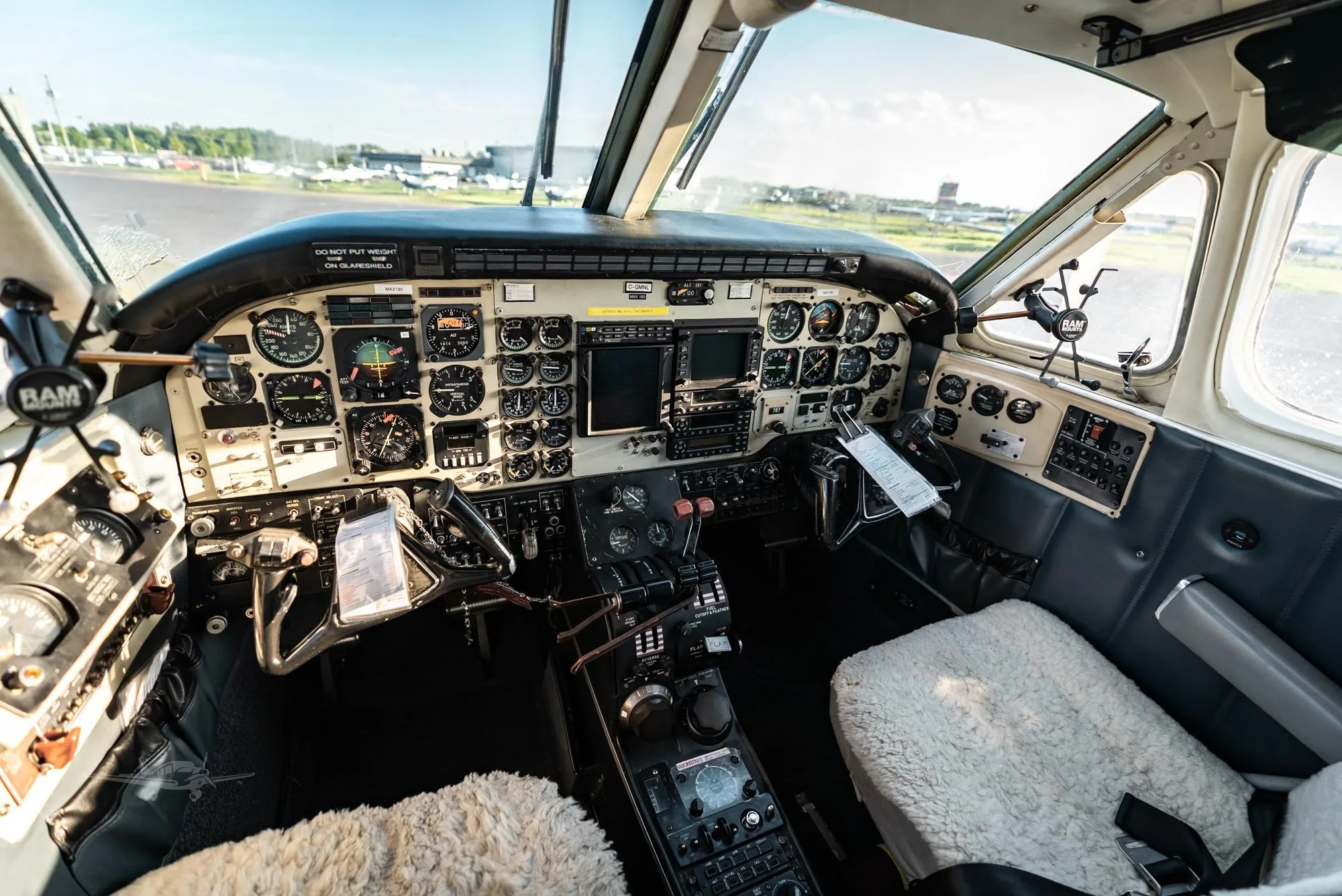 Cockpit and instrument panel of a 1978 BEECHCRAFT KING AIR B100.