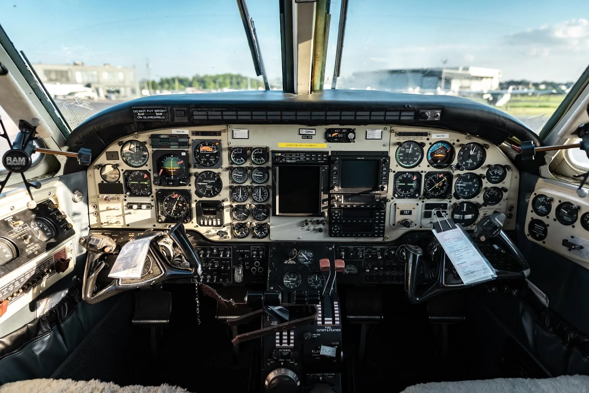 Cockpit and instrument panel of a 1978 BEECHCRAFT KING AIR B100.