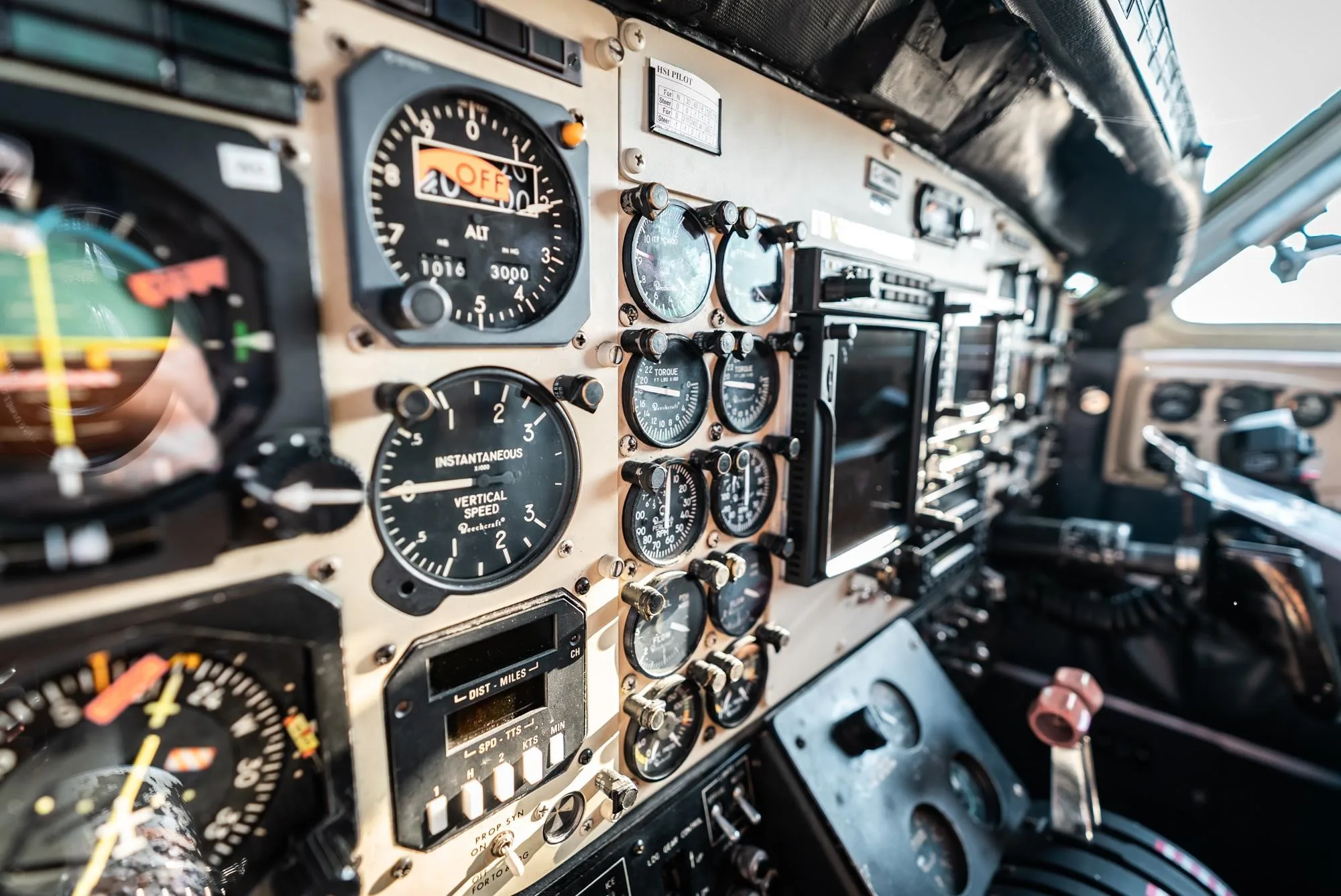 Cockpit and instrument panel of a 1978 BEECHCRAFT KING AIR B100.