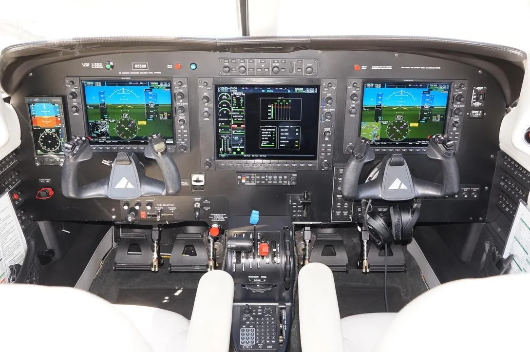 Cockpit and instrument panel of a 2020 PIPER M350.