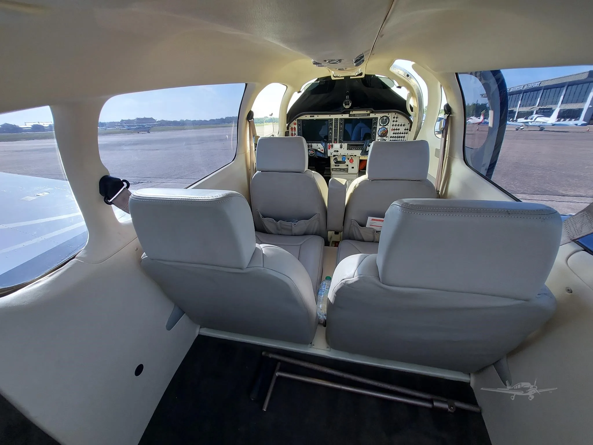 Cabin interior of a 2007 MOONEY ACCLAIM.