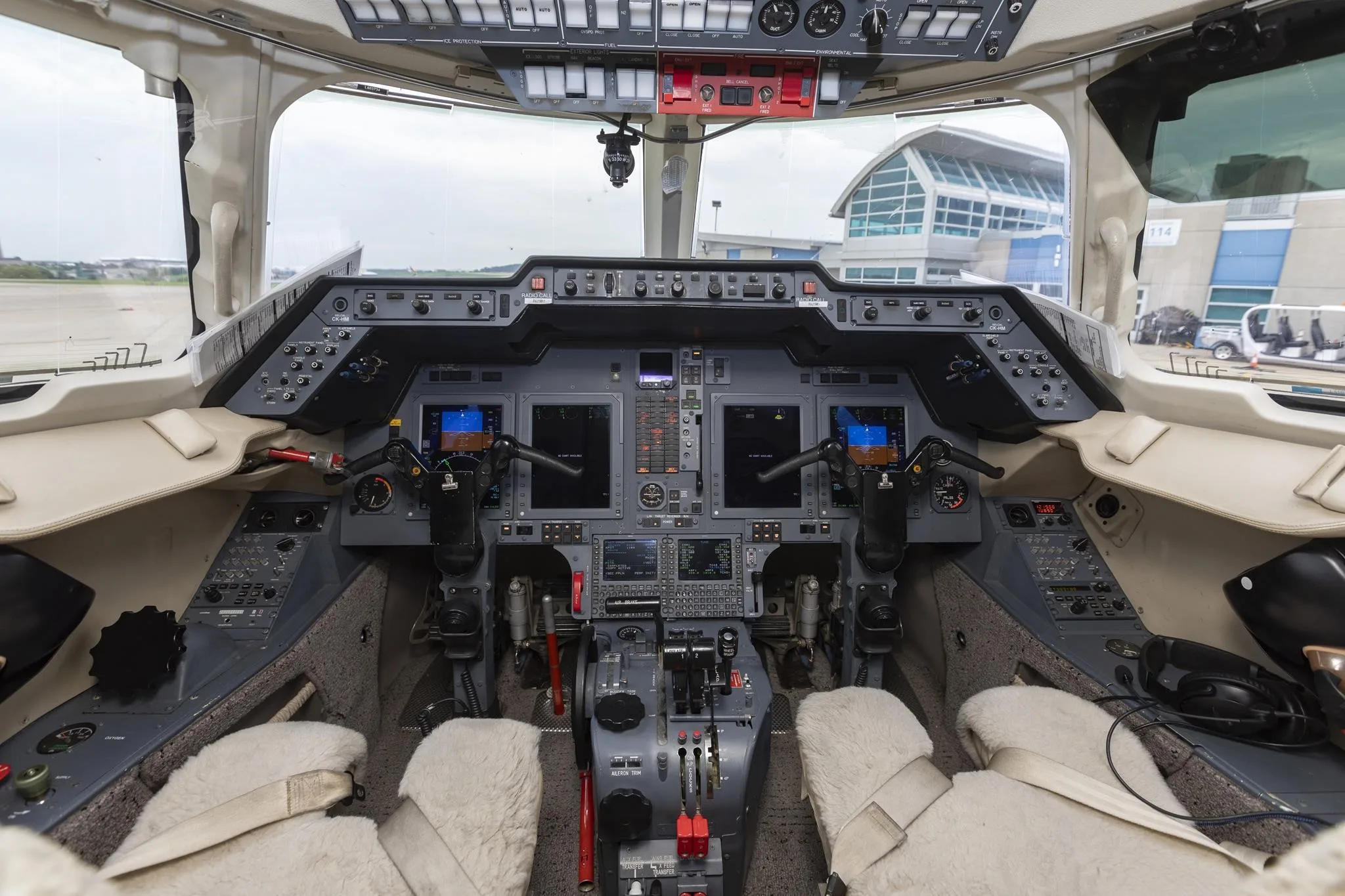 Cockpit and instrument panel of a 2008 HAWKER 900XP.