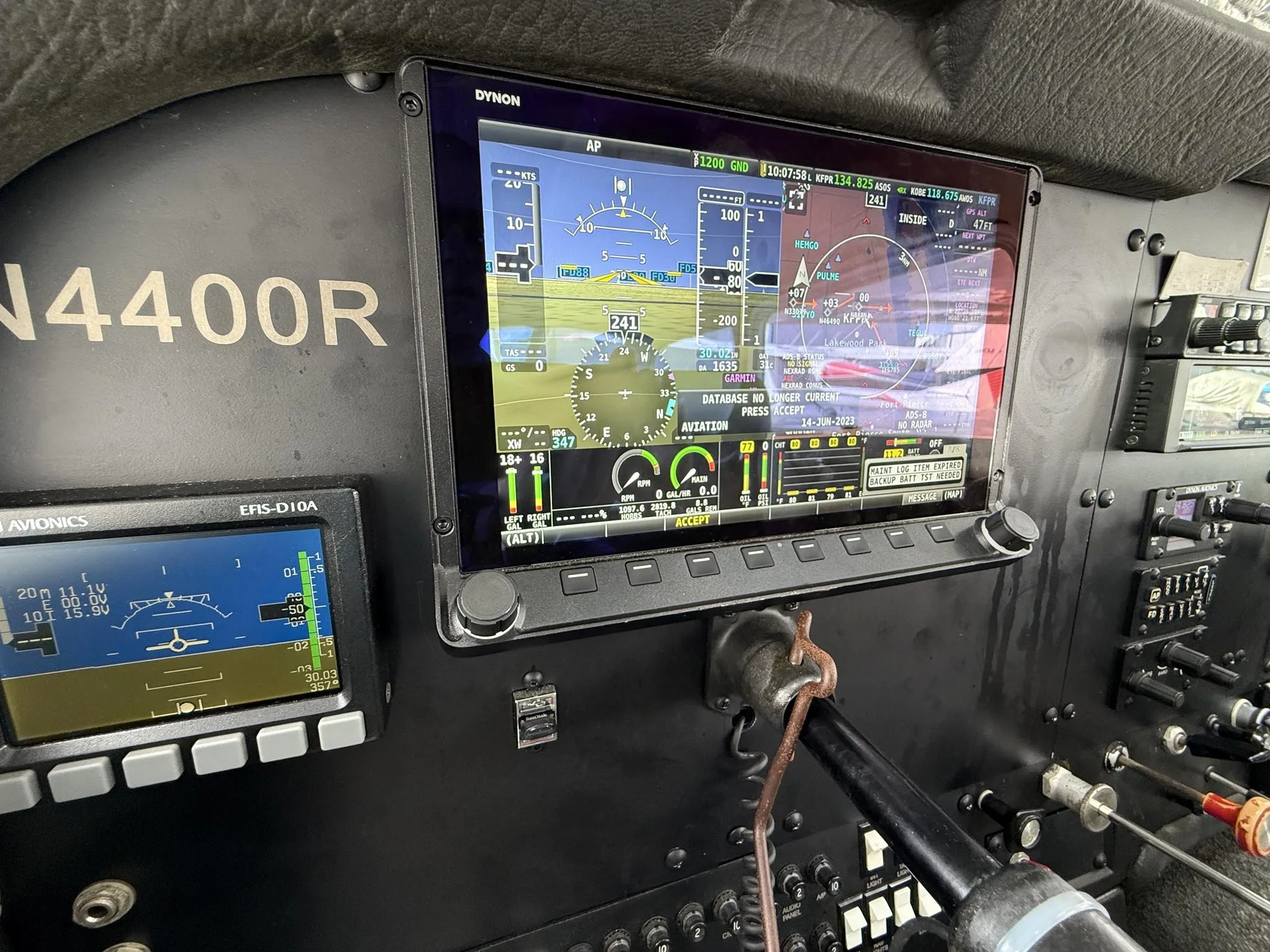 Avionics suite of a 1974 CESSNA 172M SKYHAWK.