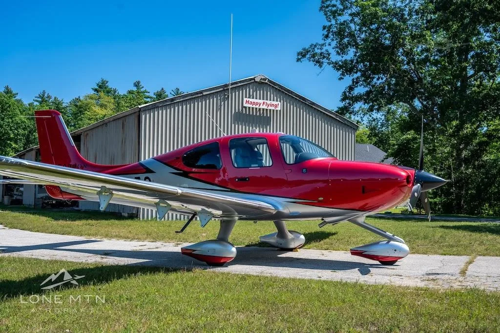 Exterior view of a 2023 CIRRUS SR22-G6, N5695S.