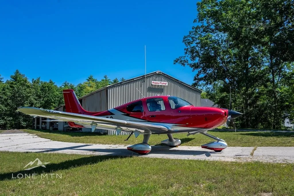 Exterior view of a 2023 CIRRUS SR22-G6, N5695S.
