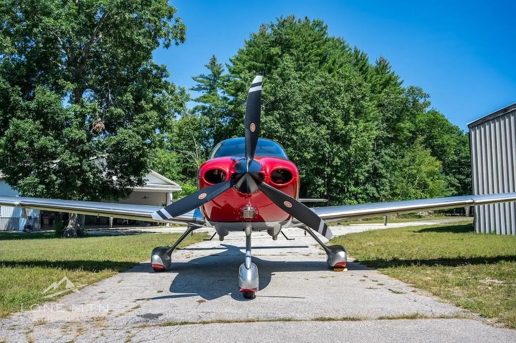 Exterior view of a 2023 CIRRUS SR22-G6, N5695S.