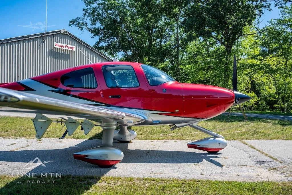 Exterior view of a 2023 CIRRUS SR22-G6, N5695S.