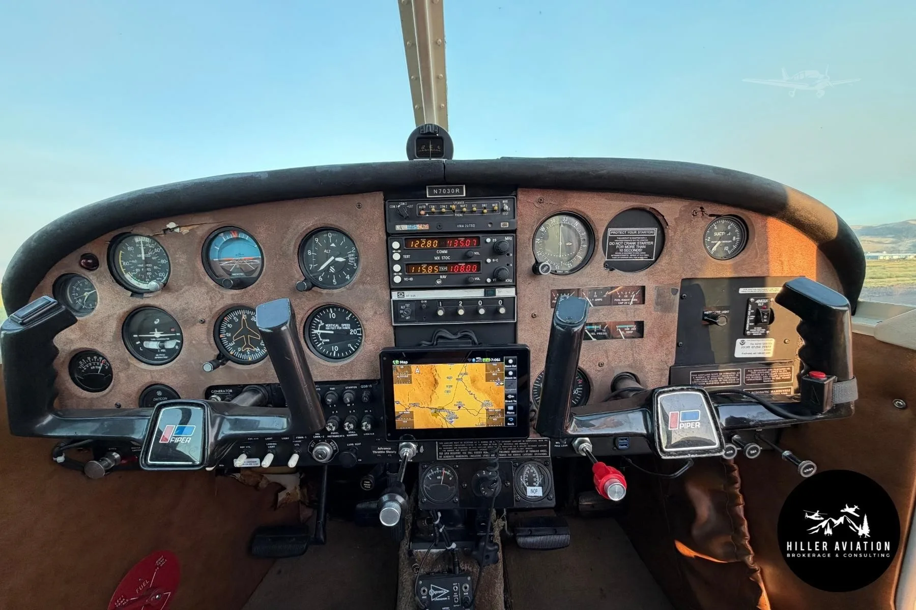 Cockpit and instrument panel of a 1966 PIPER CHEROKEE 140.