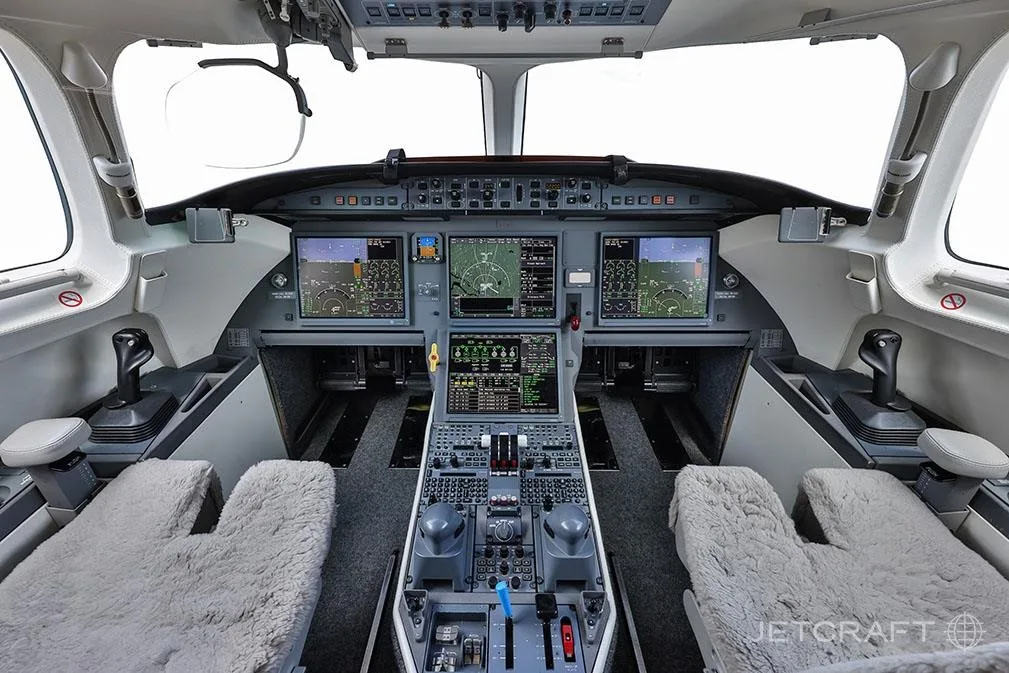 Cockpit and instrument panel of a 2006 DASSAULT FALCON 7X.