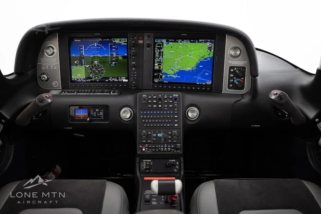 Cockpit and instrument panel of a 2023 CIRRUS SR22-G6 TURBO.