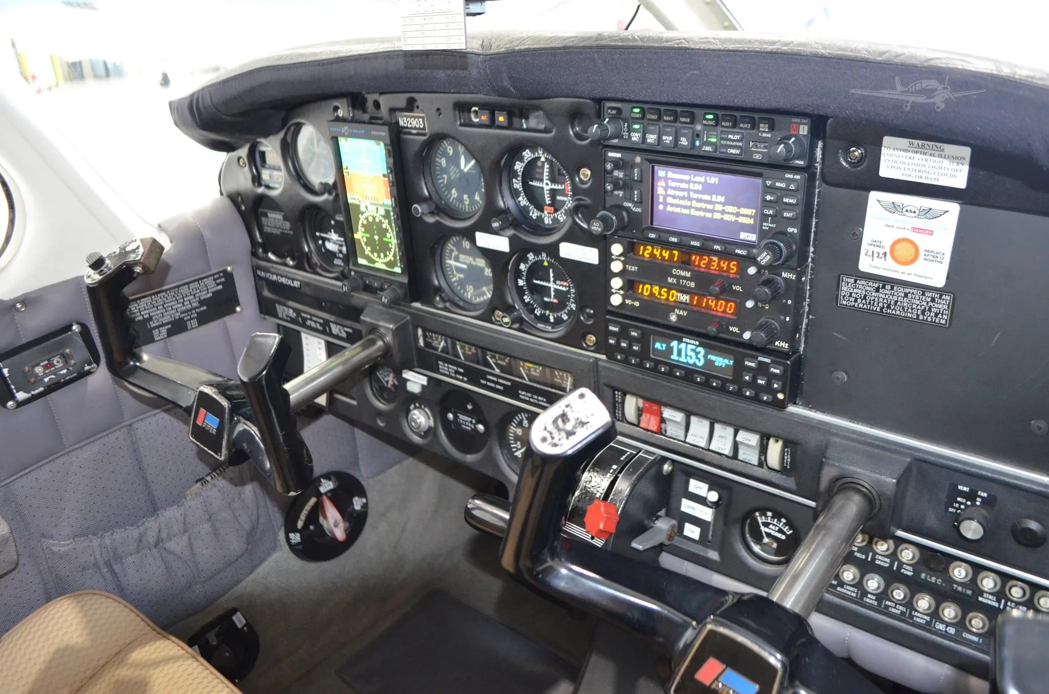 Cockpit and instrument panel of a 1974 PIPER WARRIOR.