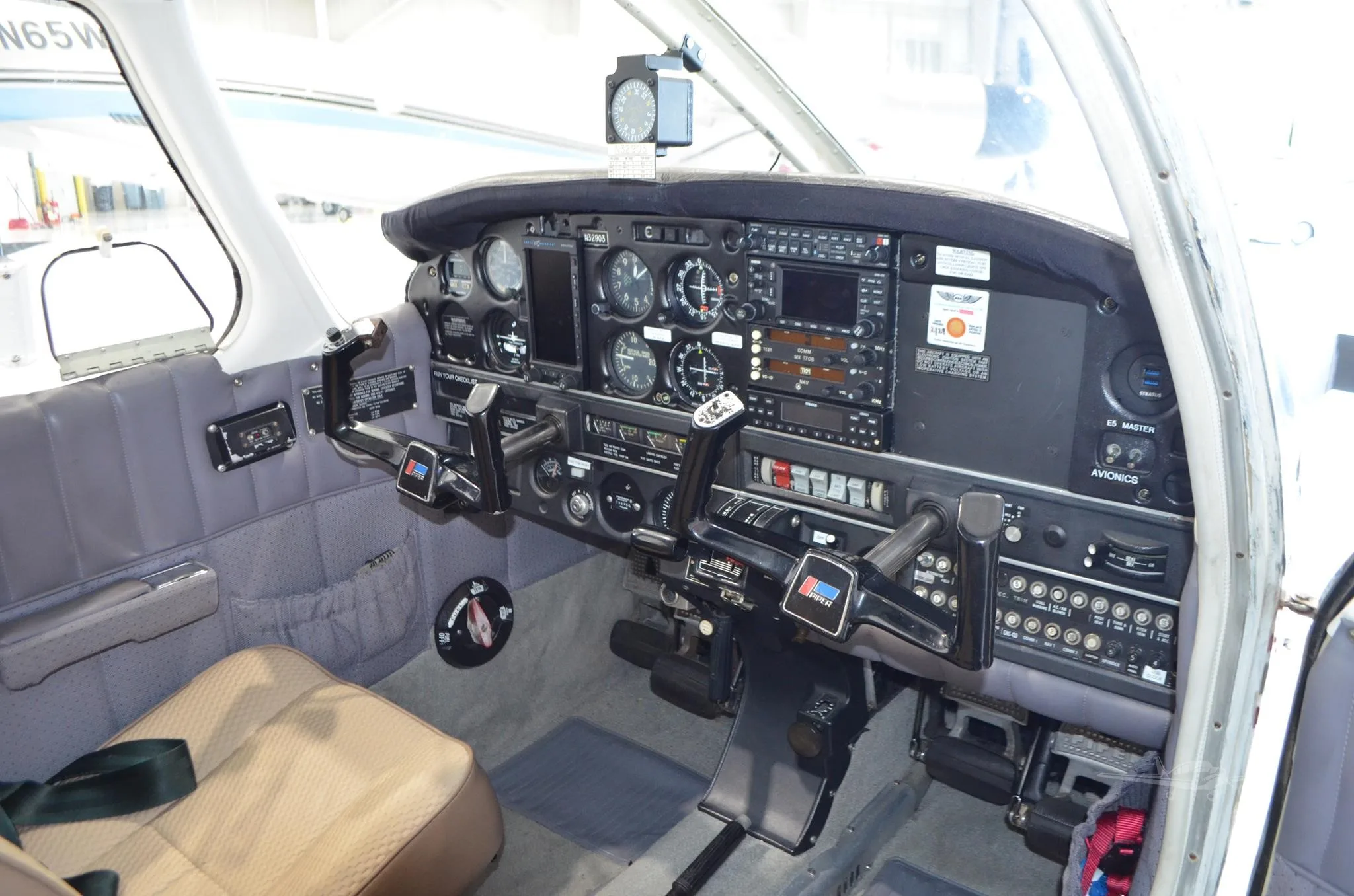 Cockpit and instrument panel of a 1974 PIPER WARRIOR.