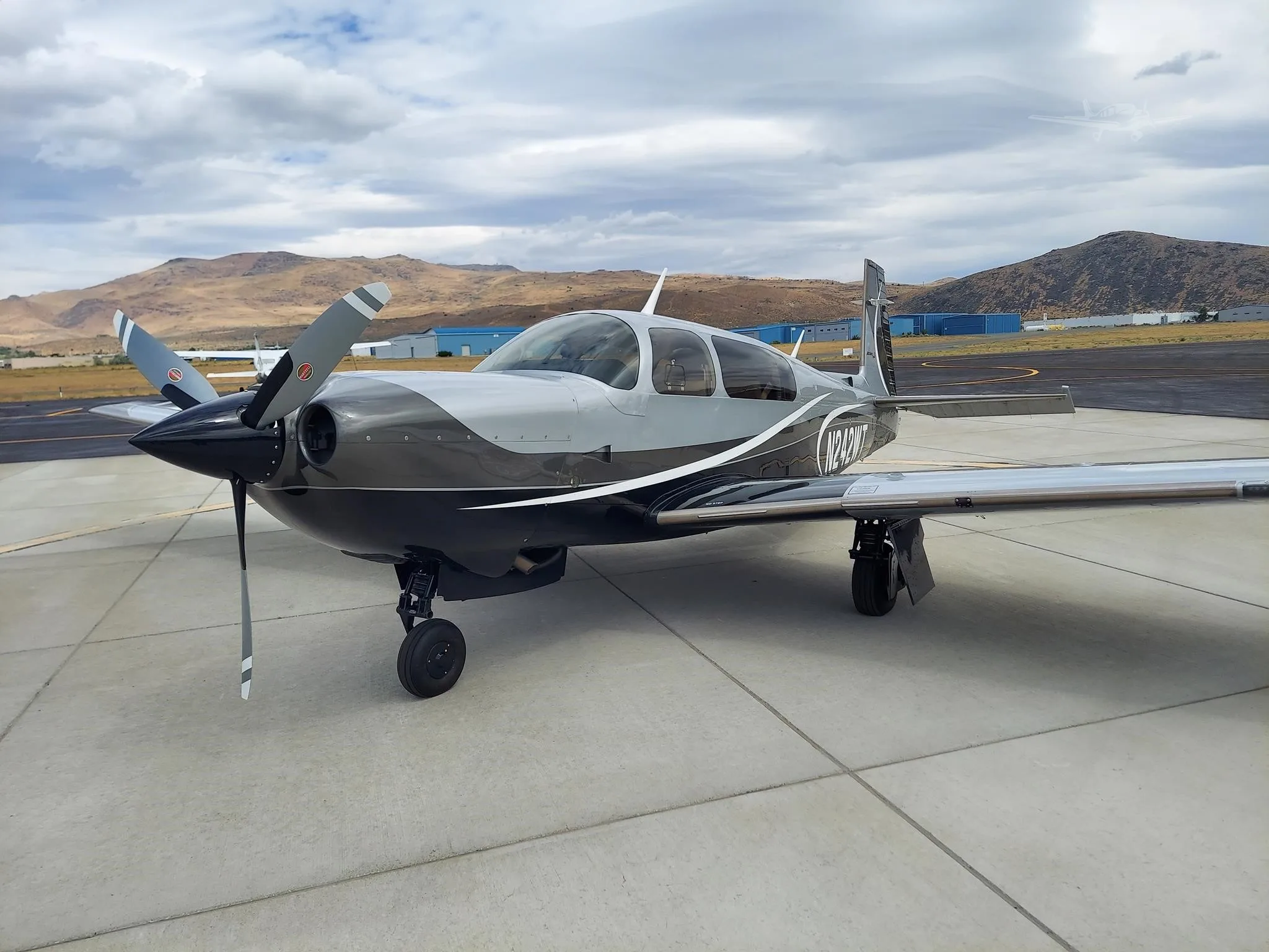 Exterior view of a 2008 MOONEY ACCLAIM TYPE S, N242WT.