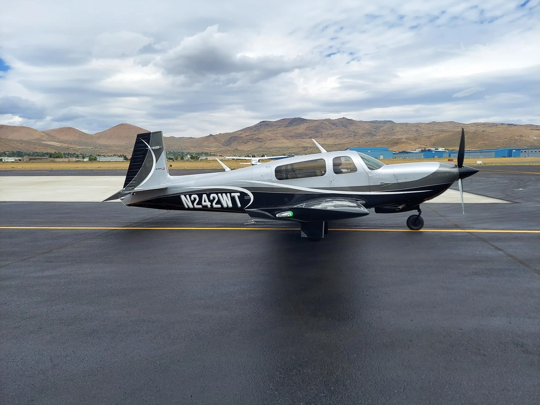 Exterior view of a 2008 MOONEY ACCLAIM TYPE S, N242WT.
