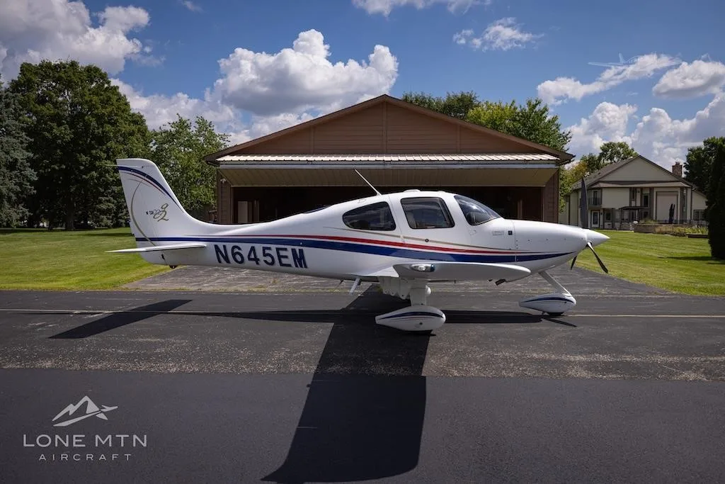 Exterior view of a 2005 CIRRUS SR22-G2, N645EM.