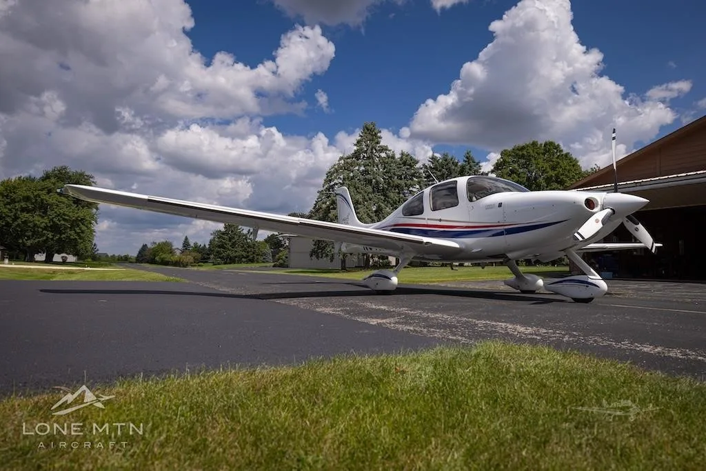 Exterior view of a 2005 CIRRUS SR22-G2, N645EM.