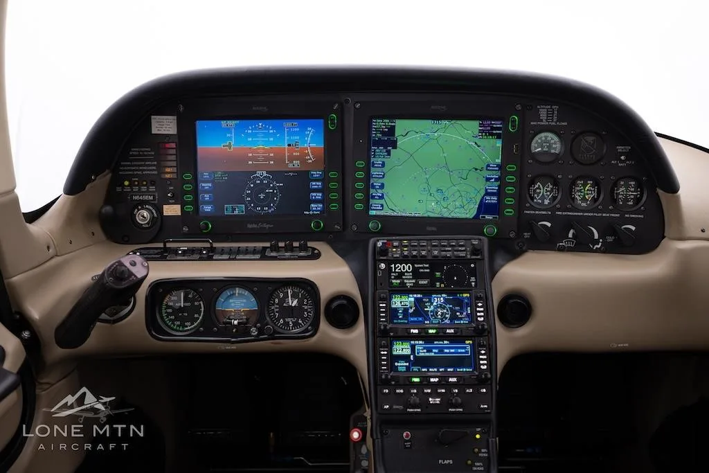 Cockpit and instrument panel of a 2005 CIRRUS SR22-G2.