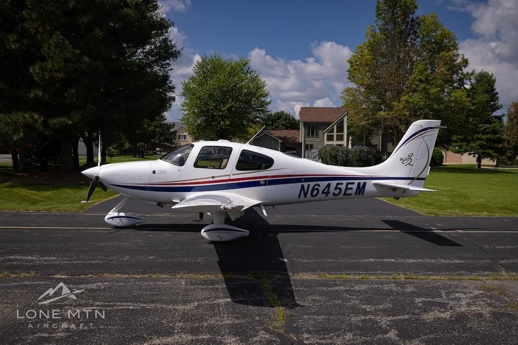 Exterior view of a 2005 CIRRUS SR22-G2, N645EM.