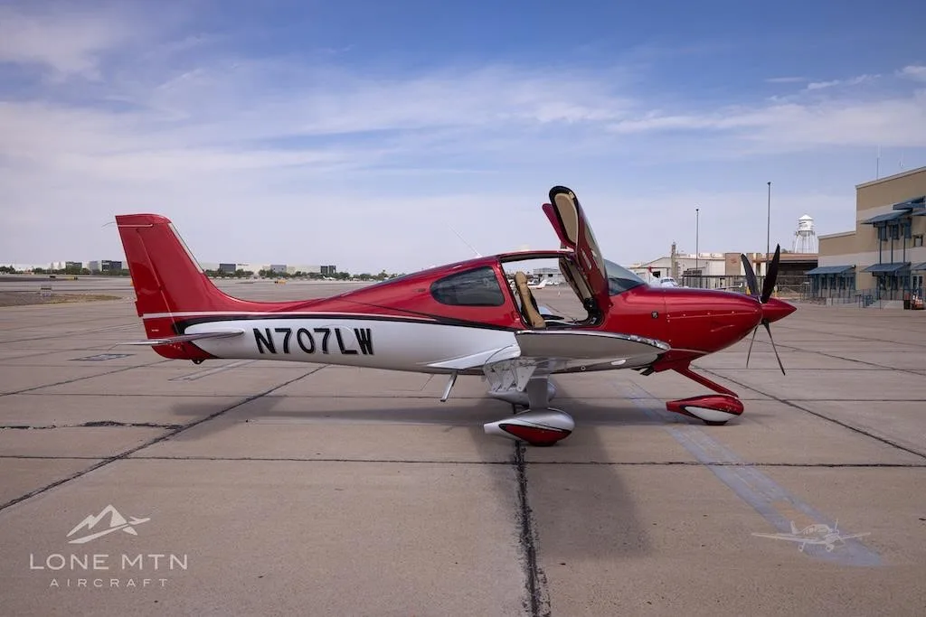 Exterior view of a 2024 CIRRUS SR22-G7 TURBO, N707LW.