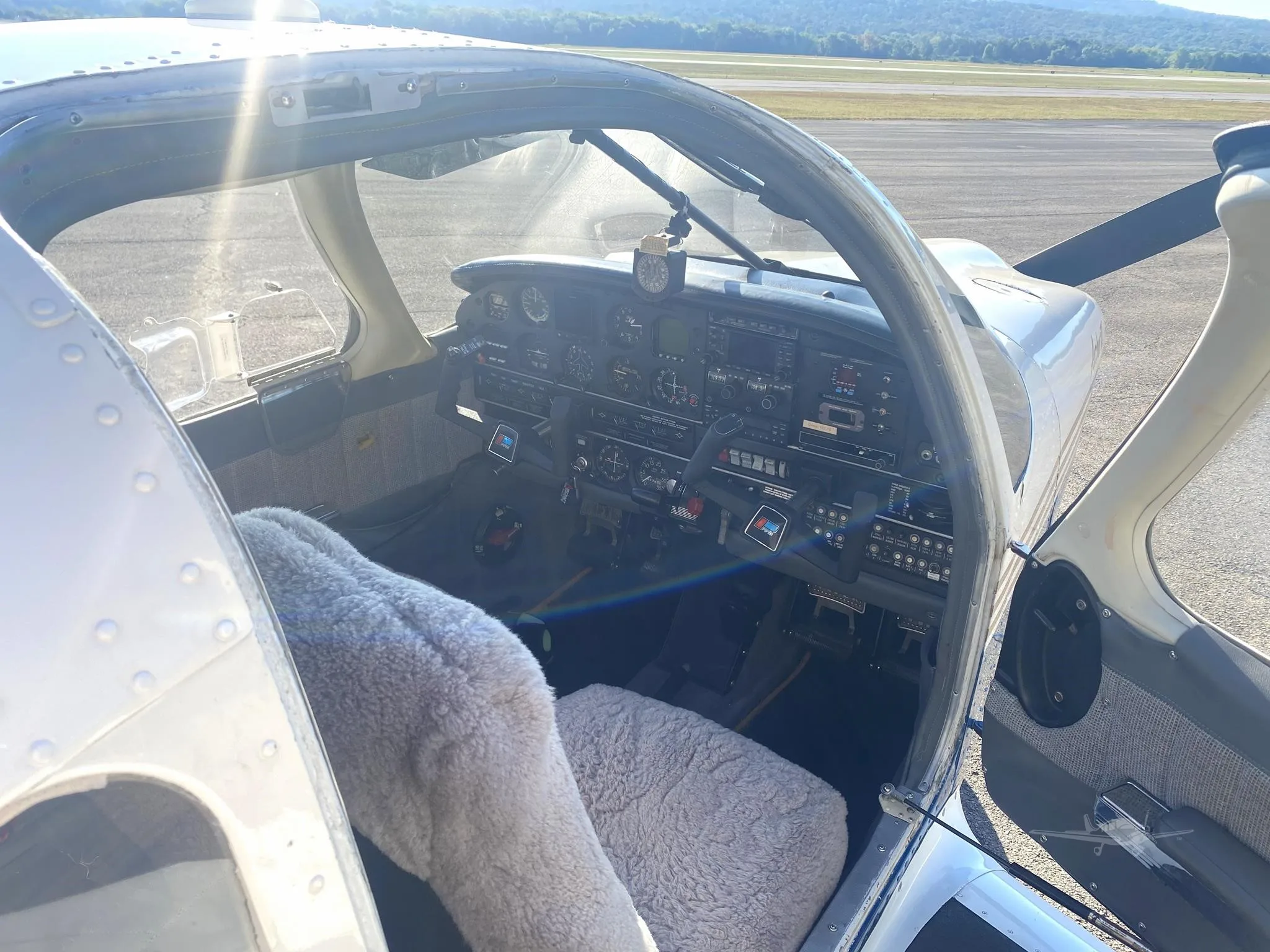 Cockpit and instrument panel of a 1978 PIPER ARCHER II.