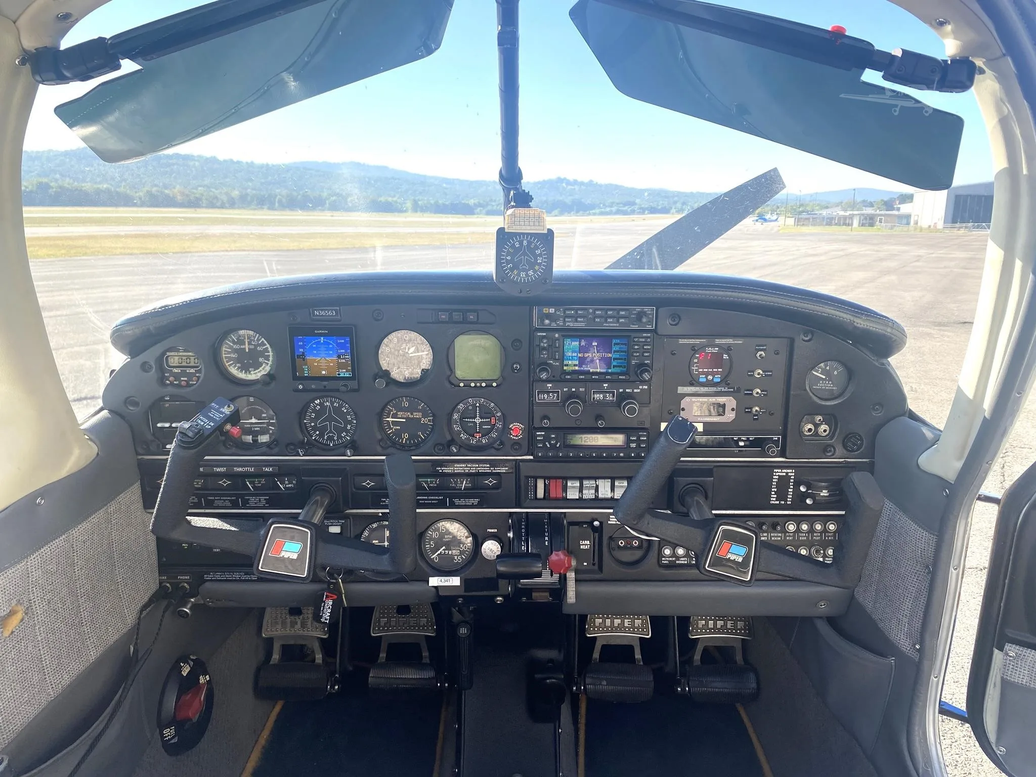 Cockpit and instrument panel of a 1978 PIPER ARCHER II.