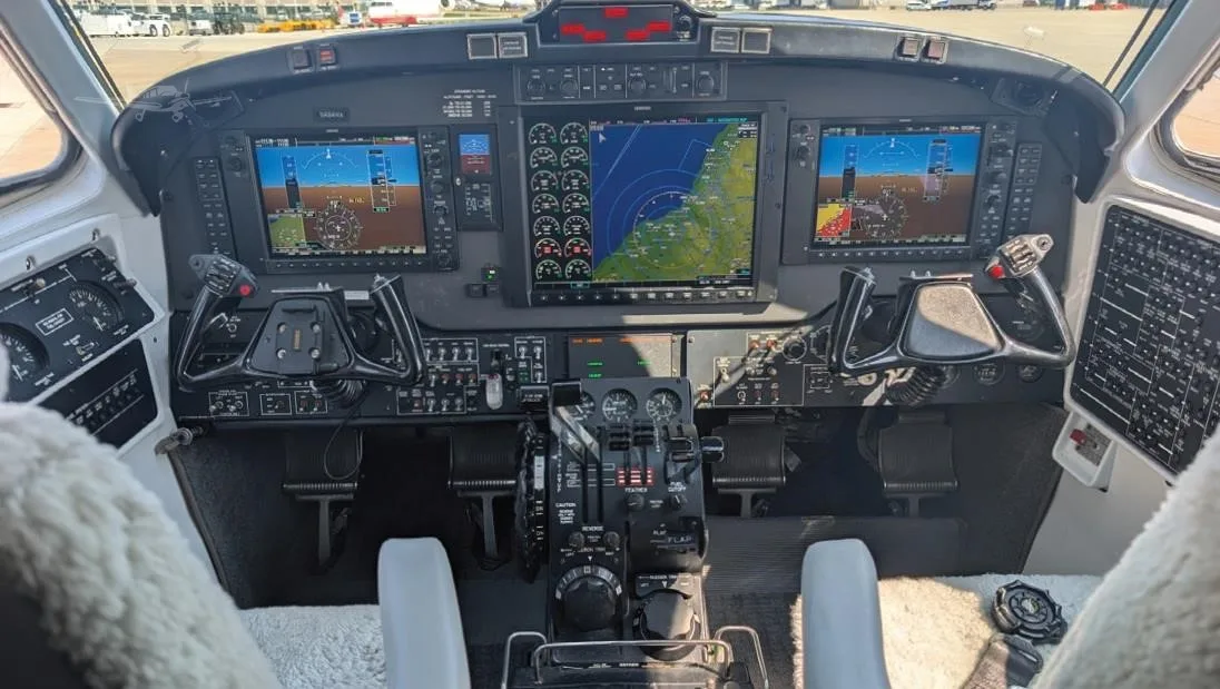 Avionics suite of a 1986 BEECHCRAFT KING AIR 300.