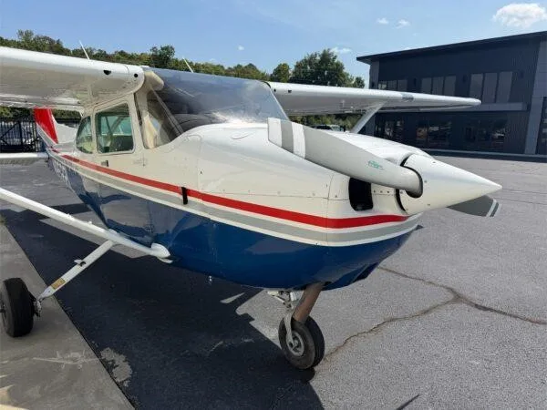 Exterior view of a 1986 CESSNA 172P SKYHAWK, N9522L.