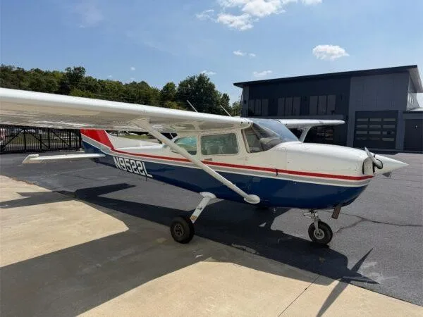 Exterior view of a 1986 CESSNA 172P SKYHAWK, N9522L.