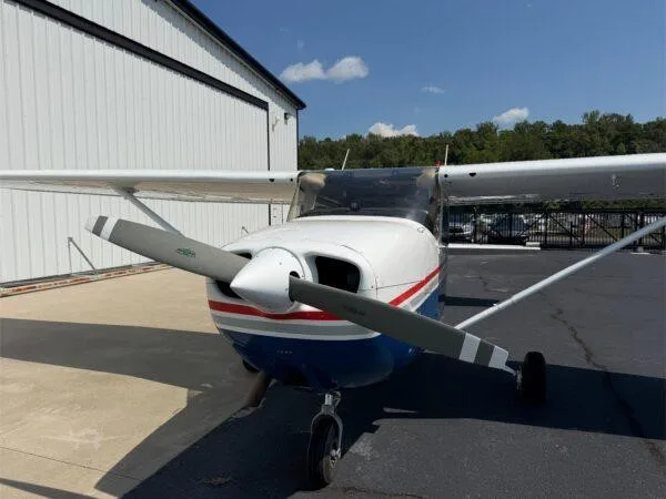 Exterior view of a 1986 CESSNA 172P SKYHAWK, N9522L.