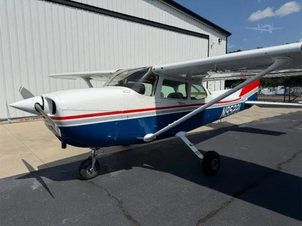 Exterior view of a 1986 CESSNA 172P SKYHAWK, N9522L.