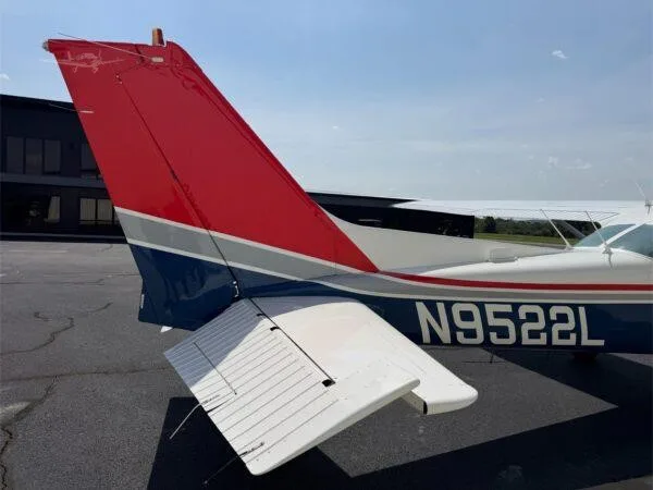 Exterior view of a 1986 CESSNA 172P SKYHAWK, N9522L.